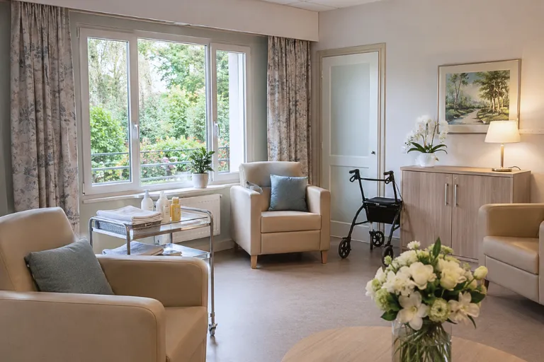 Salon confortable avec fauteuil, table de chevet, fenêtres donnant sur un jardin et un déambulateur.